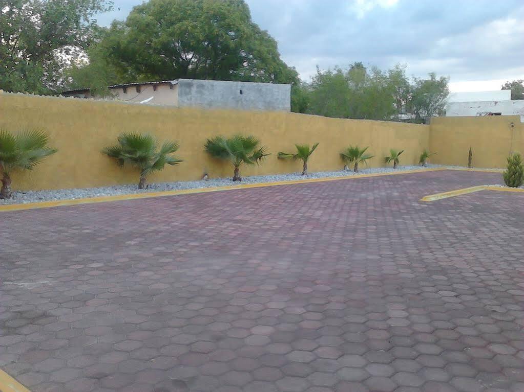 Monte Salerno Hotel & Suites Montemorelos Екстер'єр фото