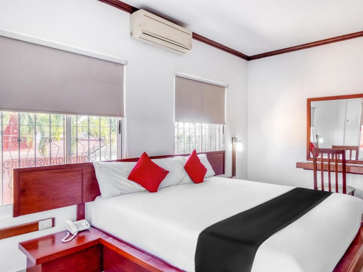 Monte Salerno Hotel & Suites Montemorelos Екстер'єр фото